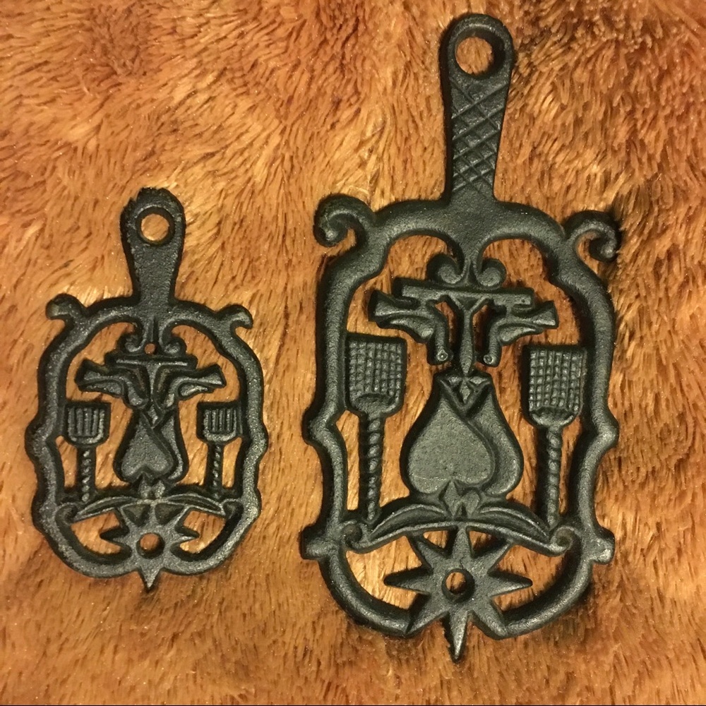 Vintage Cast Iron Dumb Dutch Trivet